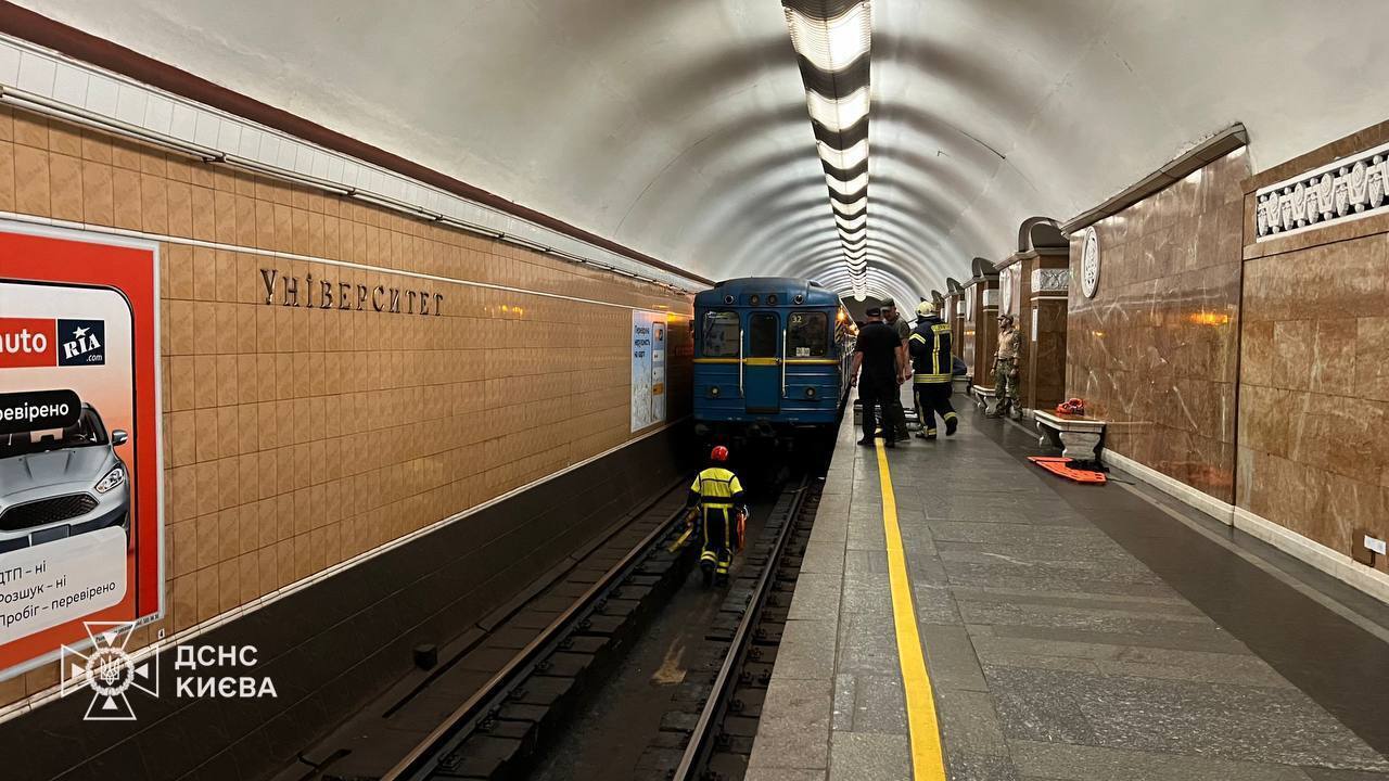 У Києві на станції "Університет" пасажир потрапив під потяг. Усі подробиці і фото