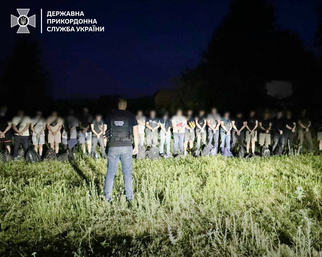 Заплатили майже €300 тис. за перетин кордону: ДПСУ викрила групу "туристів", які хотіли незаконно потрапити до Молдови. Фото і відео