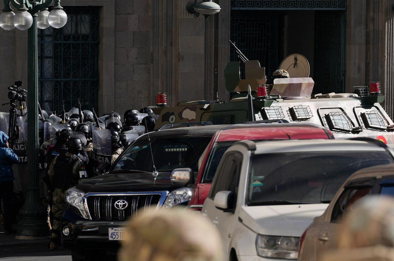 У Болівії відбулася спроба державного перевороту: військові штурмували президентський палац. Фото і відео
