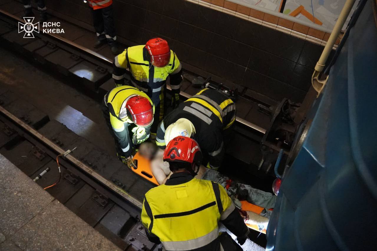 В Киеве на станции "Университет" пассажир попал под поезд. Все подробности и фото