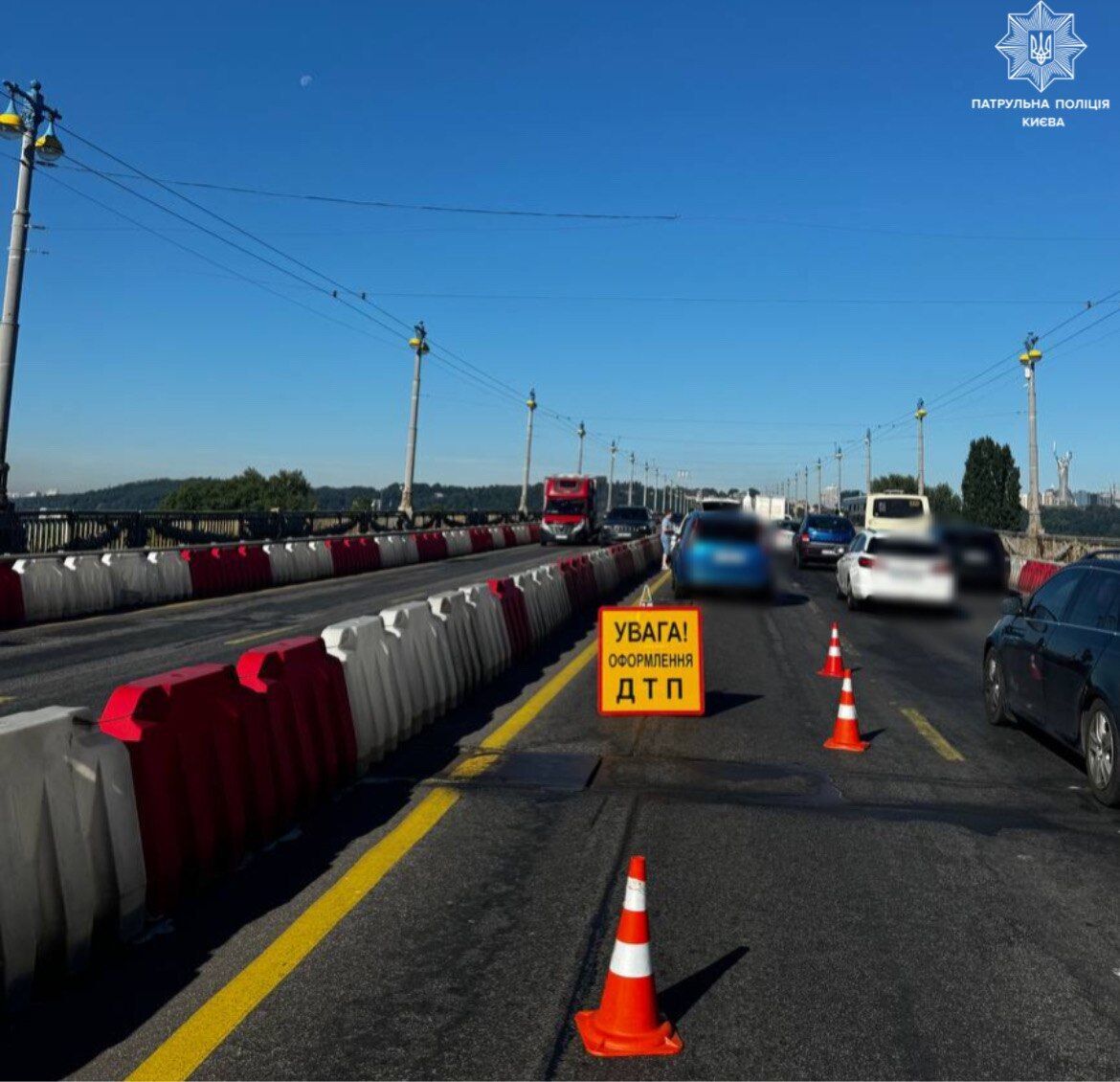 У Києві на мосту Патона сталась ДТП: виник великий затор. Подробиці, фото і відео