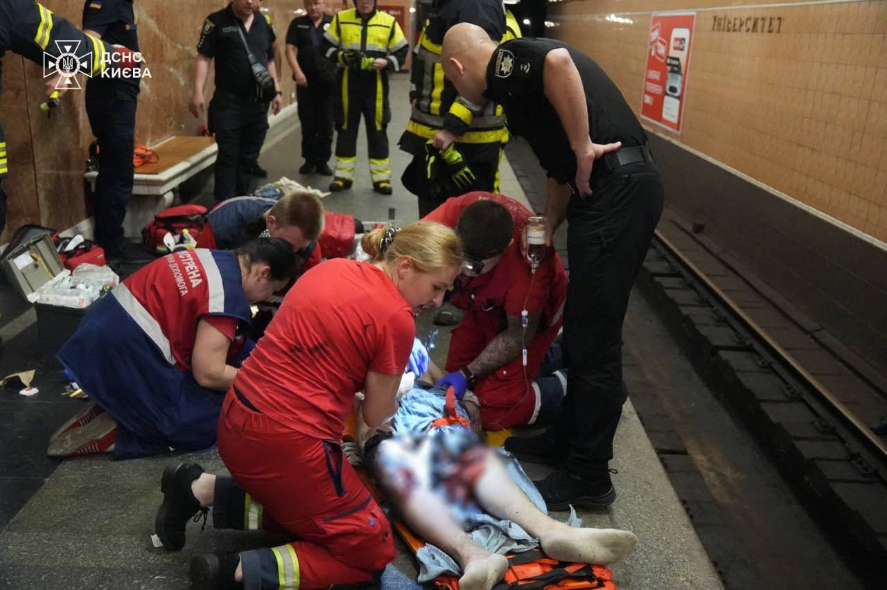 В Киеве на станции "Университет" пассажир попал под поезд. Все подробности и фото