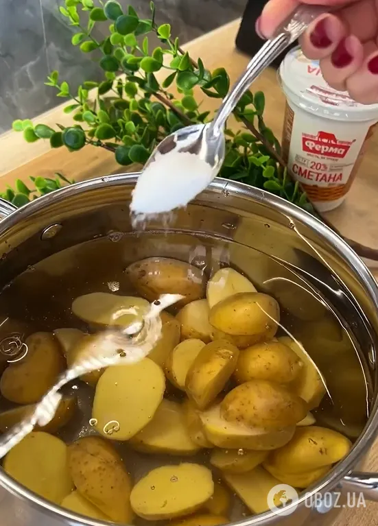 Найсмачніша молода картопля зі сметаною та часником: приготуйте на обід до котлет і відбивних