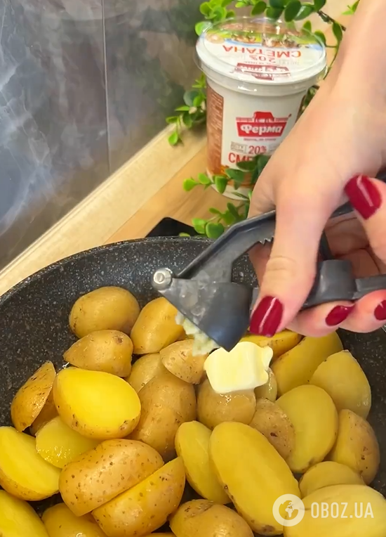 Найсмачніша молода картопля зі сметаною та часником: приготуйте на обід до котлет і відбивних