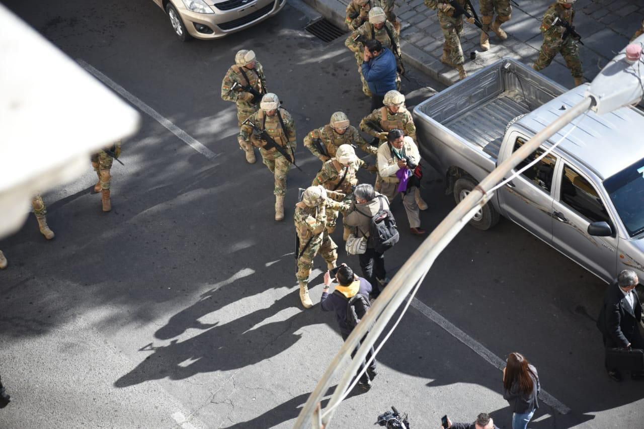 В Боливии произошла попытка государственного переворота: военные штурмовали президентский дворец. Фото и видео