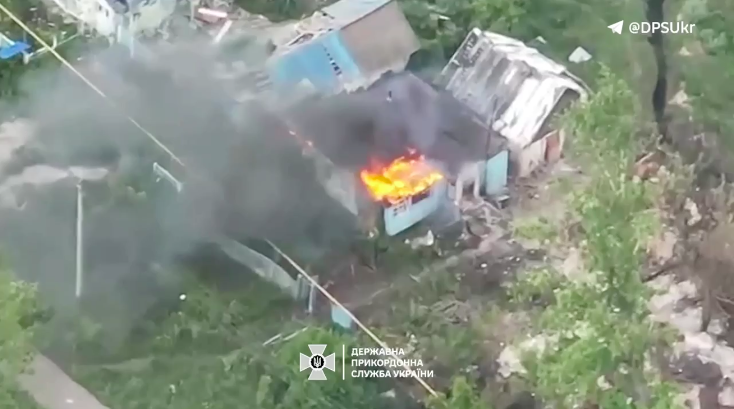 Працюють дрони: прикордонники показали, як знищують окупантів на Вовчанському напрямку. Відео
