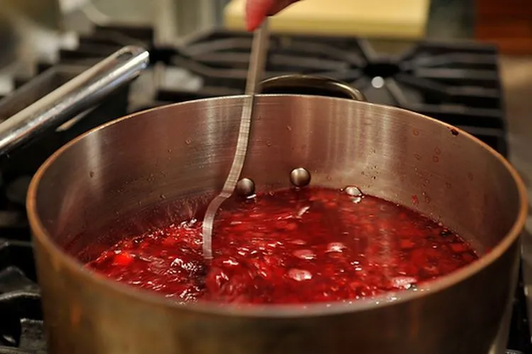 Чому червоний борщ виходить коричневим: не допускайте цю помилку під час приготування страви