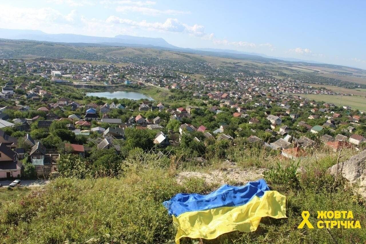 В окупованому Криму на вершині Петрівських скель підняли прапор України. Фото 