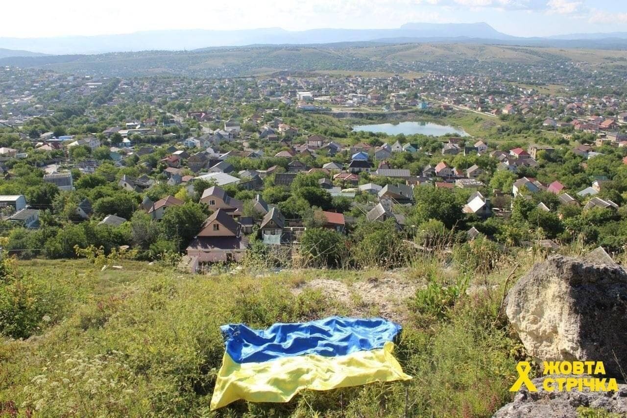 В оккупированном Крыму на вершине Петровских скал подняли флаг Украины. Фото