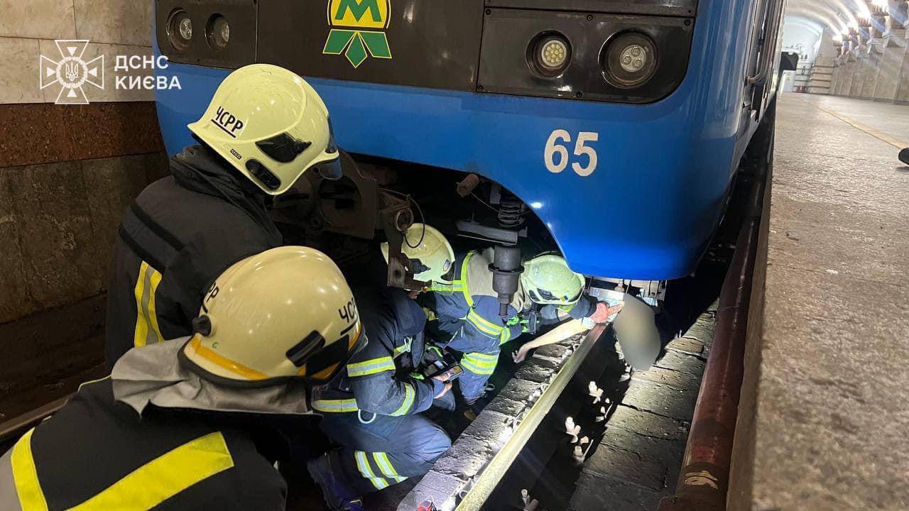 У Києві на станції метро "Золоті Ворота" під потяг потрапила та загинула жінка. Усі подробиці