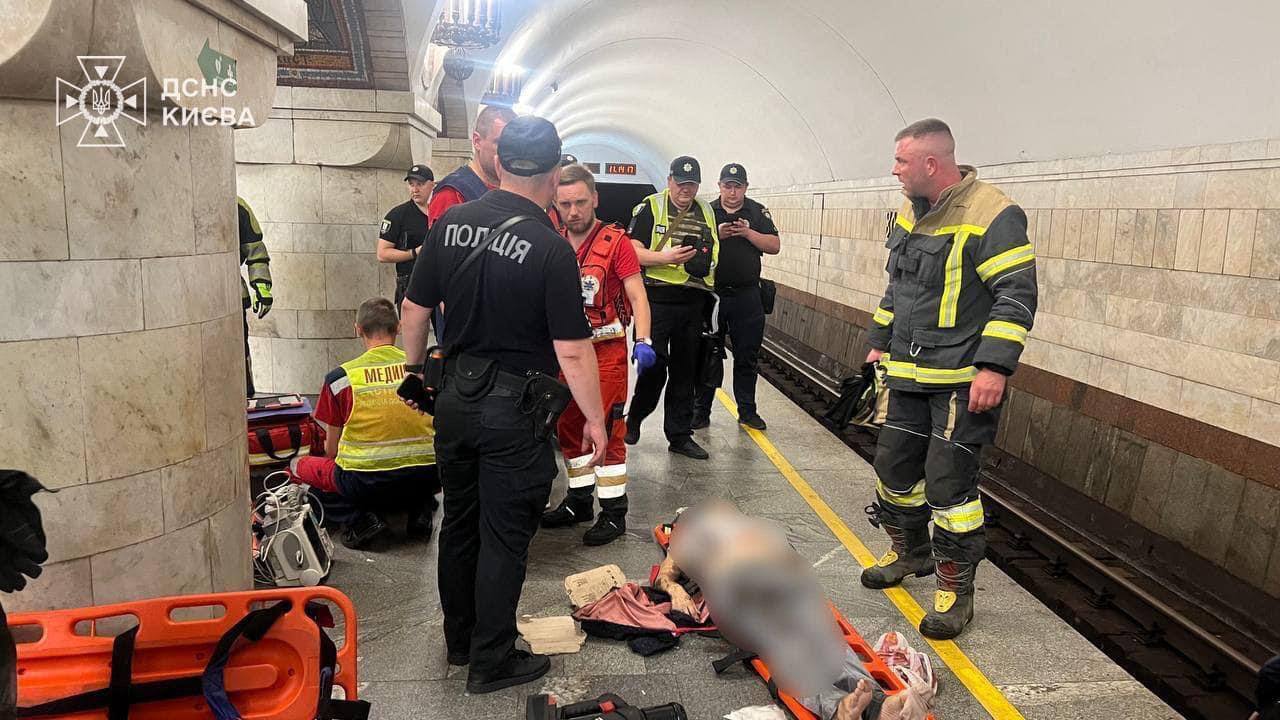 У Києві на станції метро "Золоті Ворота" під потяг потрапила та загинула жінка. Усі подробиці