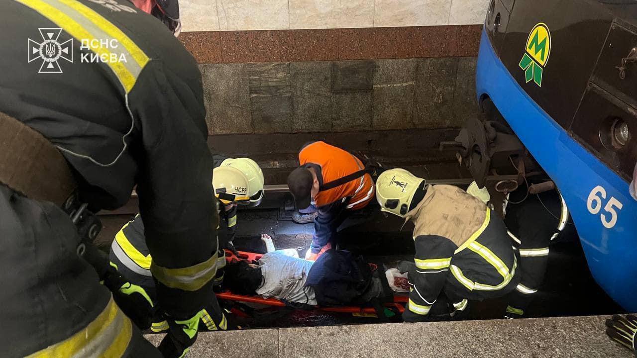 В Киеве на станции метро "Золотые ворота" под поезд попала и погибла женщина. Все подробности