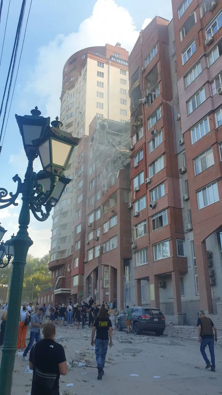 Российские террористы атаковали жилой дом