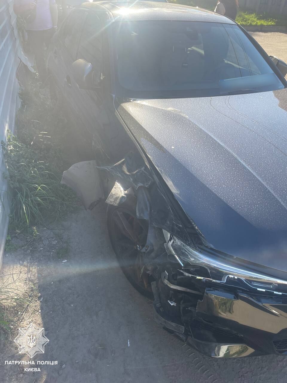 У Києві водій BMW протаранив дві припарковані машини та втік: у винуватця ДТП виявили ознаки сп’яніння. Фото