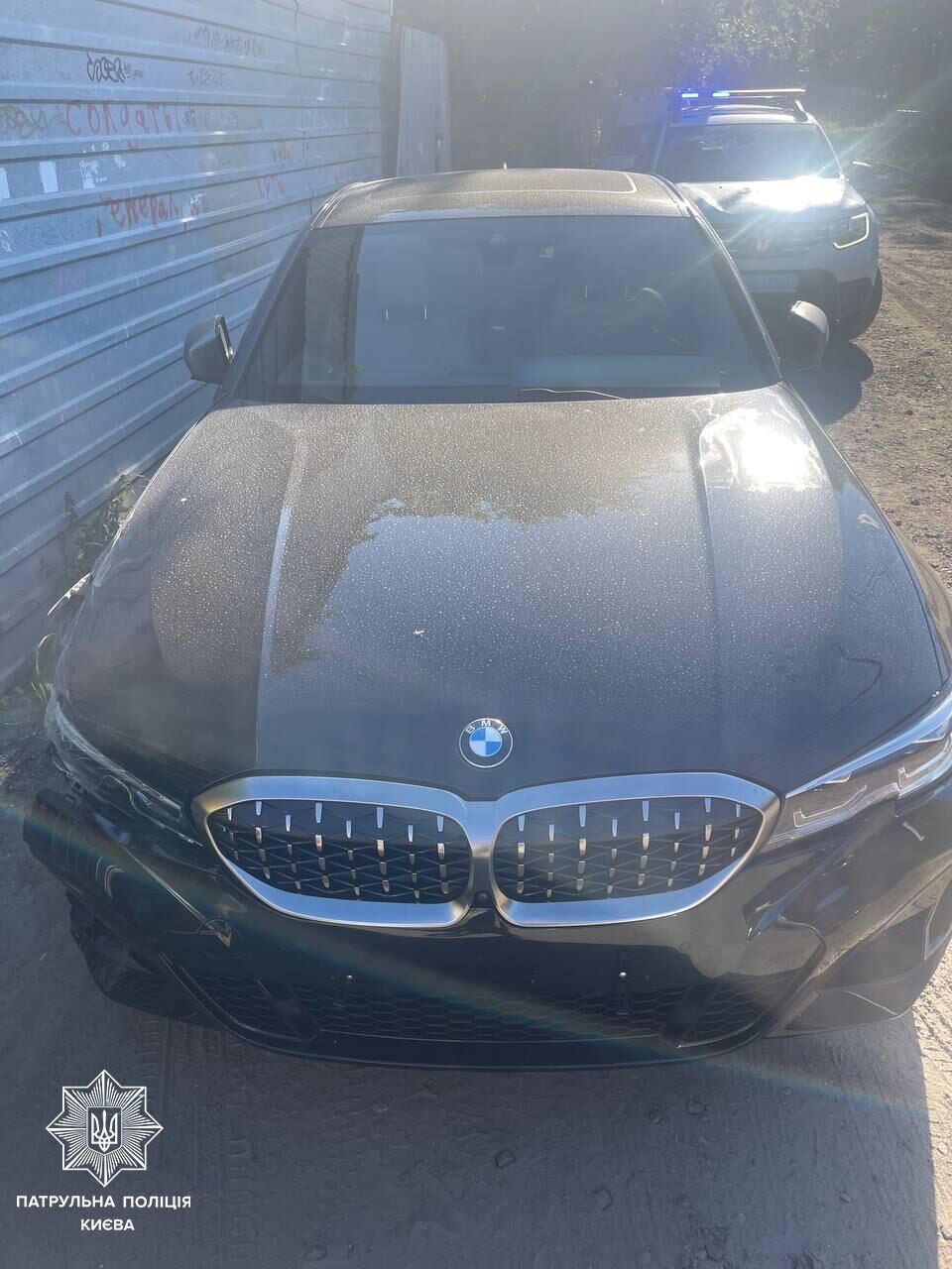 В Киеве водитель BMW протаранил две припаркованные машины и скрылся: у виновника ДТП обнаружили признаки опьянения. Фото