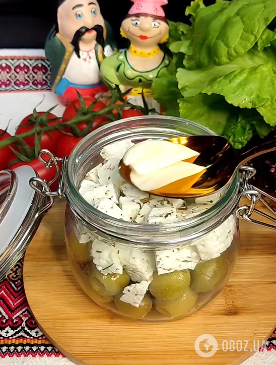 Маринованная брынза с оливками: приготовьте оригинальную летнюю закуску, которая может заменить салаты.