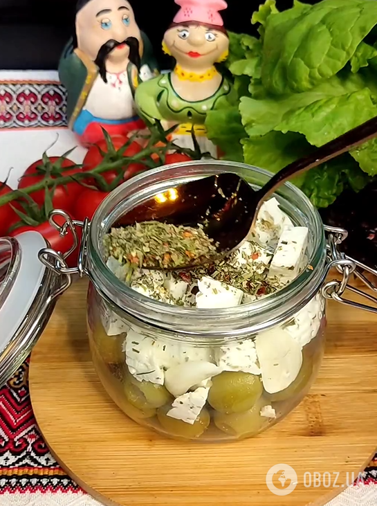 Маринованная брынза с оливками: приготовьте оригинальную летнюю закуску, которая может заменить салаты.