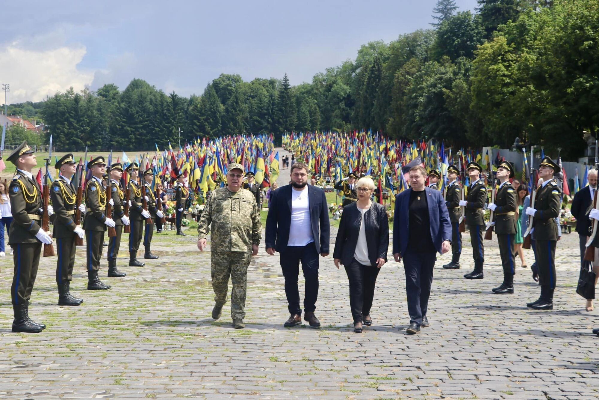 Президент Словении во Львове на Марсовом поле почтила память погибших воинов. Фото