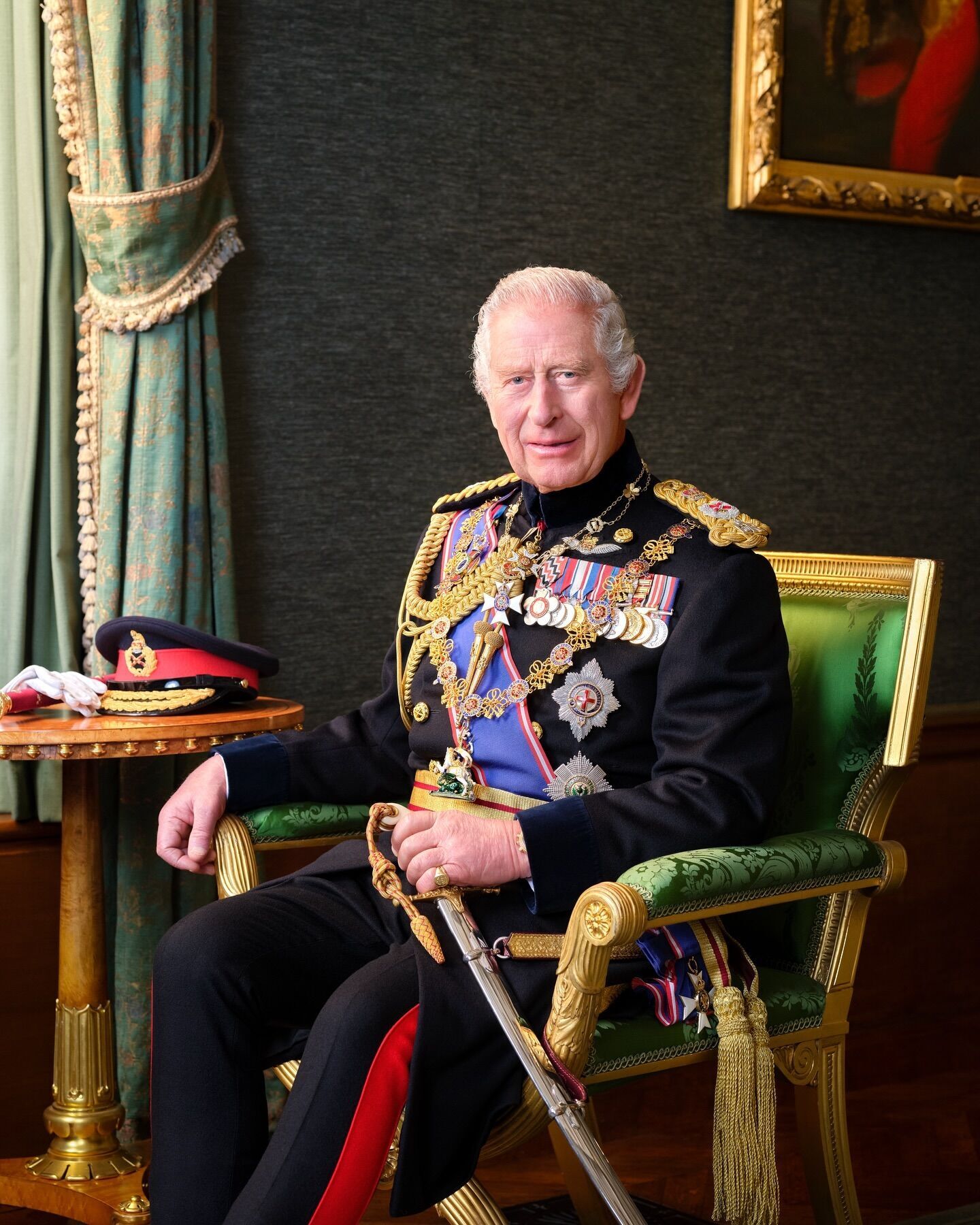 Опубликован новый официальный портрет короля Великобритании Чарльза III. Фото