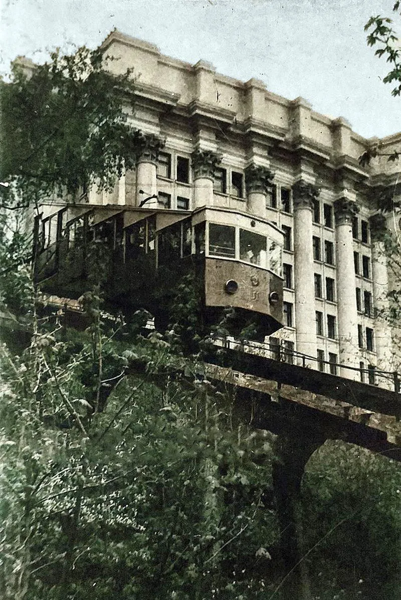 У мережі показали, який вигляд мали вагони Київського фунікулера після першої реконструкції. Фото для порівняння