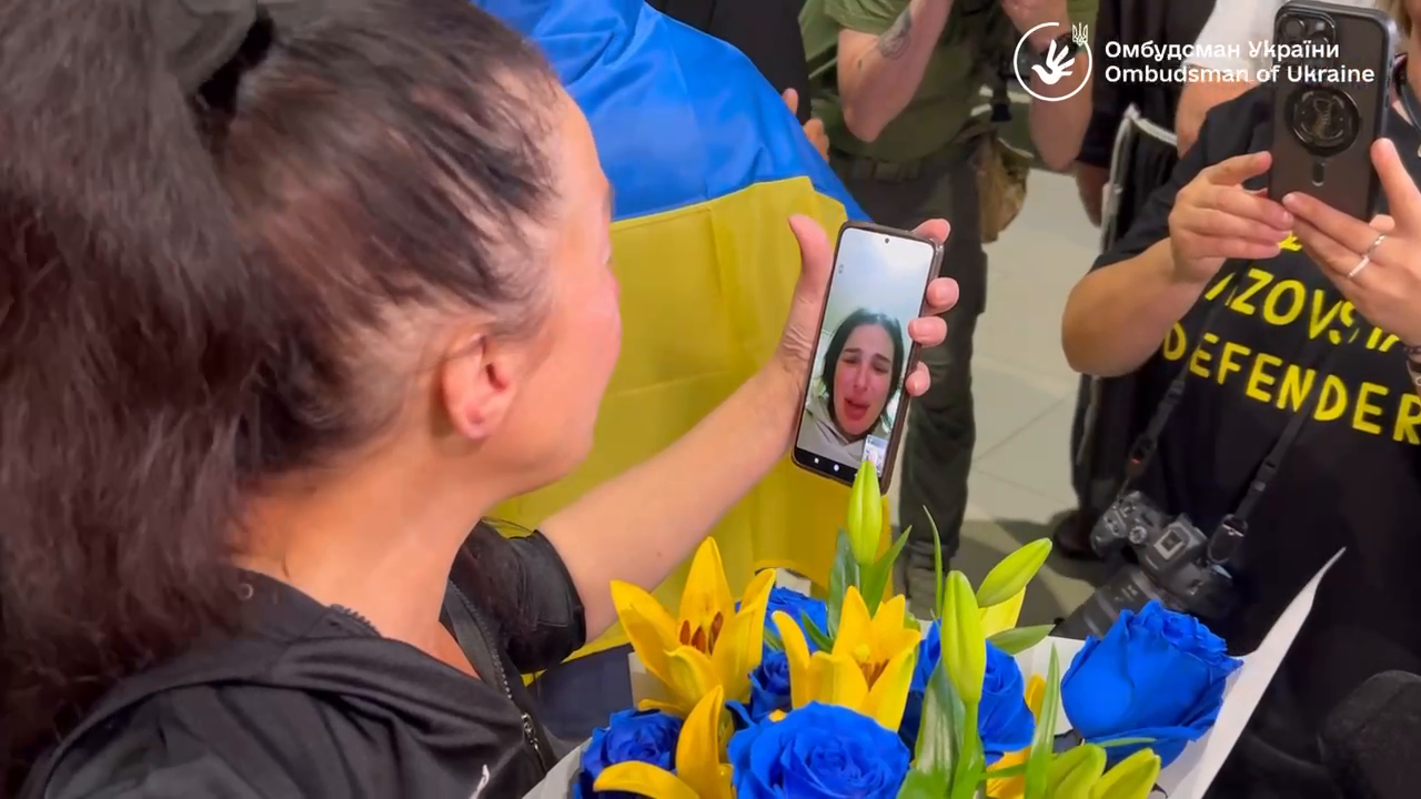 "Неможливо стримати сліз": мережу розбурхав дзвінок звільненої з полону українки доньці. Відео 