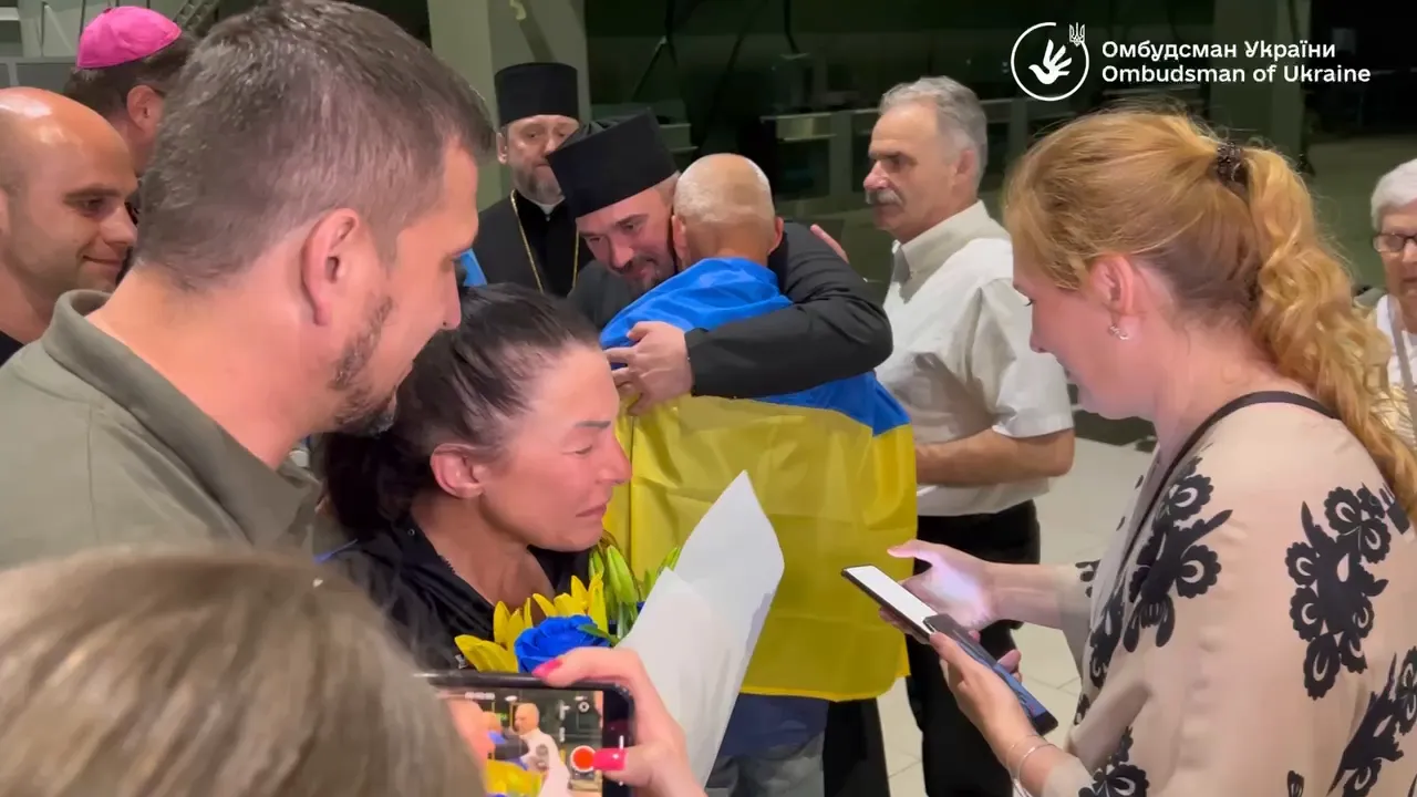 "Невозможно сдержать слез": сеть взбудоражил звонок освобожденной из плена украинки дочери. Видео