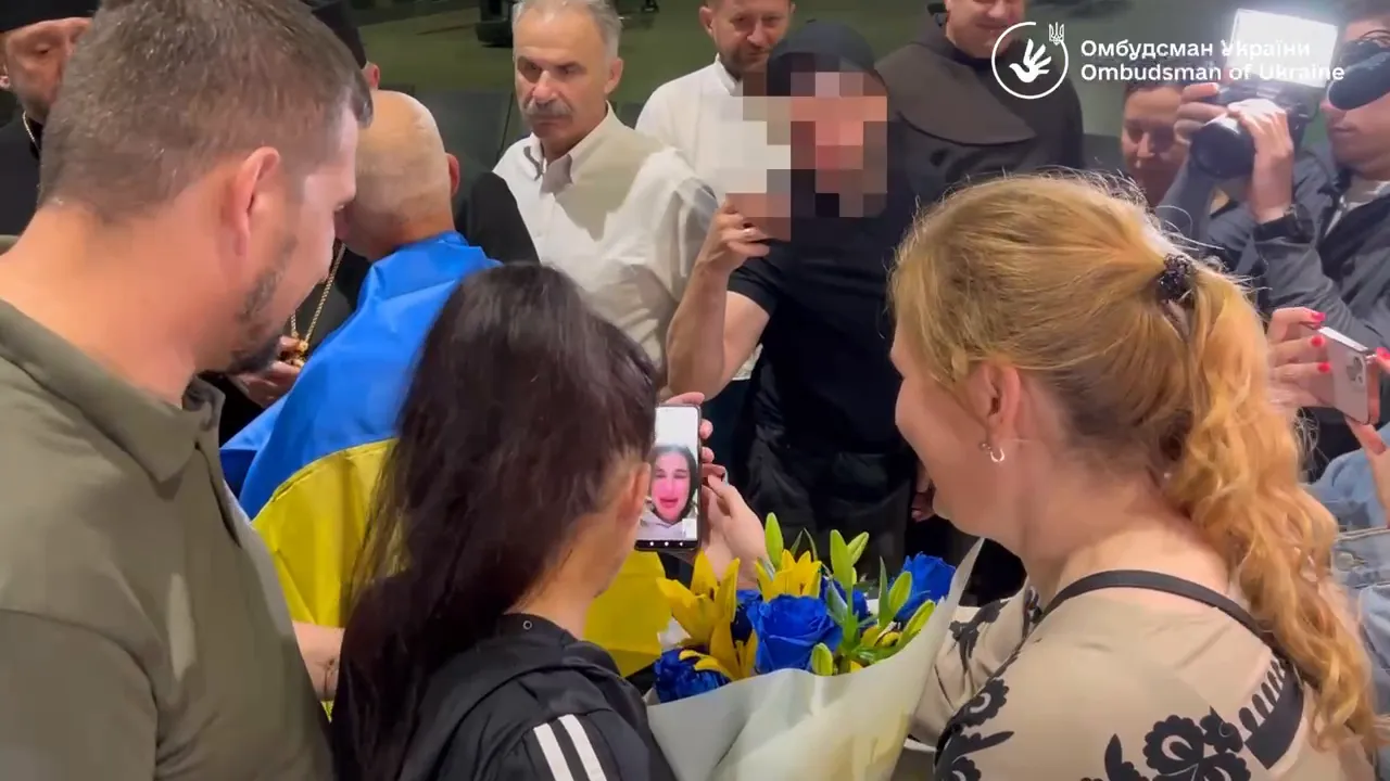 "Невозможно сдержать слез": сеть взбудоражил звонок освобожденной из плена украинки дочери. Видео