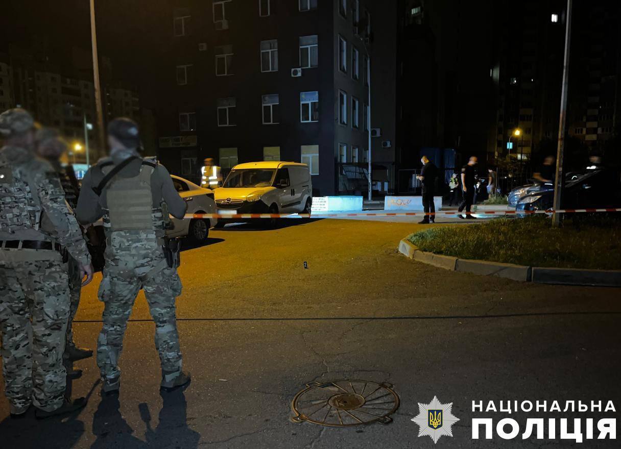 У Києві на Троєщині чоловік вночі підірвав гранату: вибухом пошкоджено 11 авто. Подробиці і фото