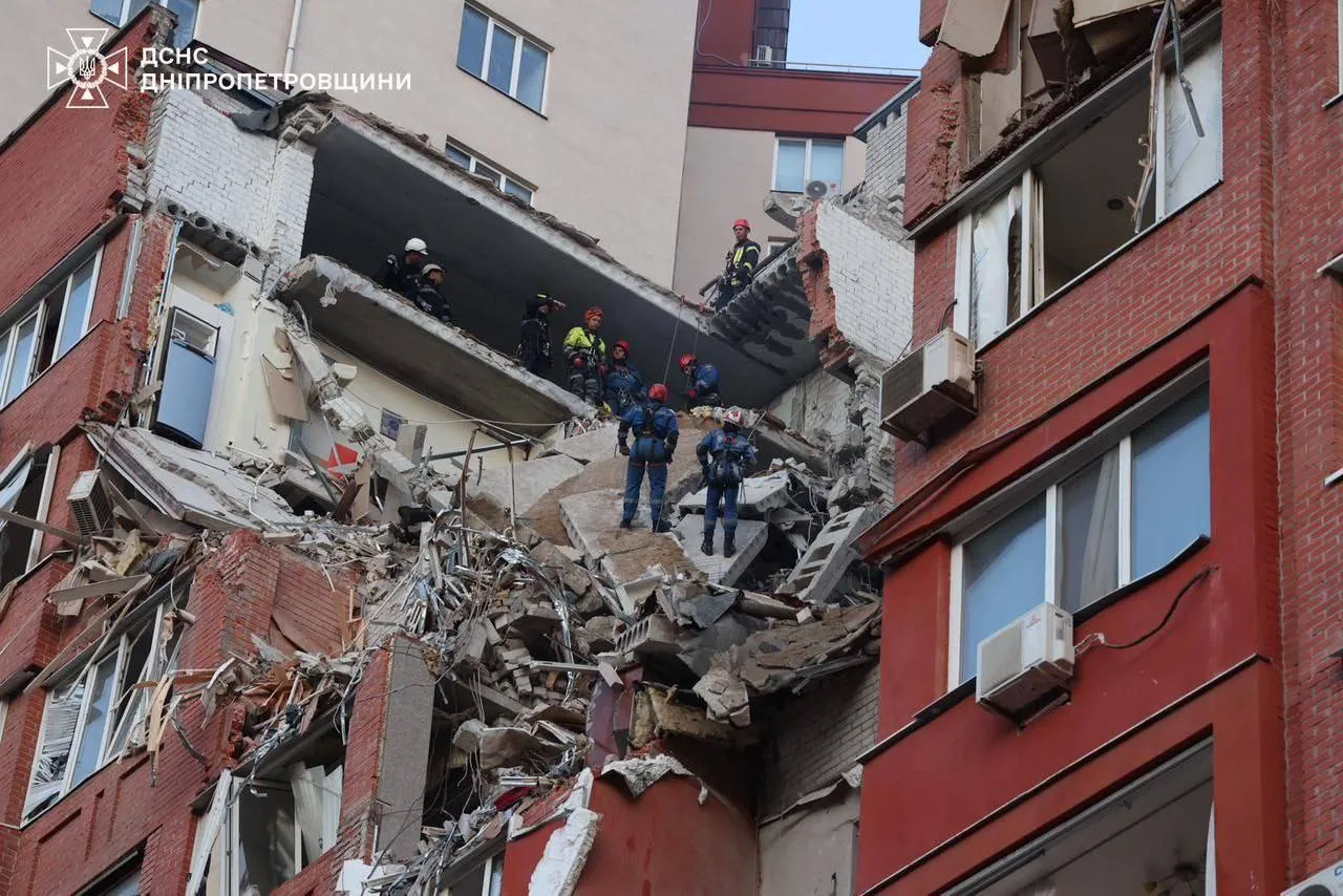 В Днепре спасатели всю ночь разбирали завалы многоэтажки после удара РФ: пропавшими считают несколько человек. Фото