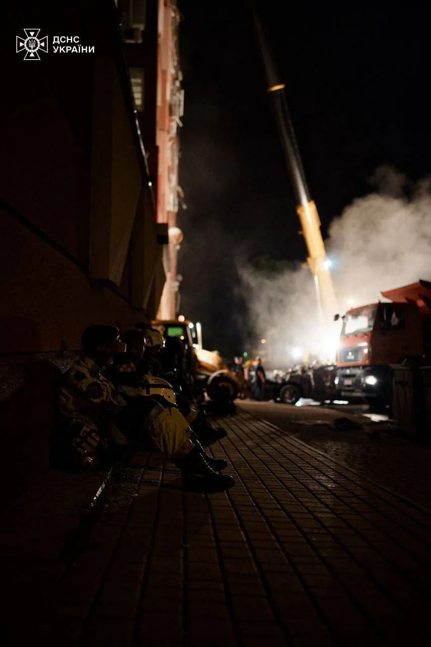 У Дніпрі рятувальники всю ніч розбирали завали багатоповерхівки після удару РФ: зниклими вважають кілька людей. Фото