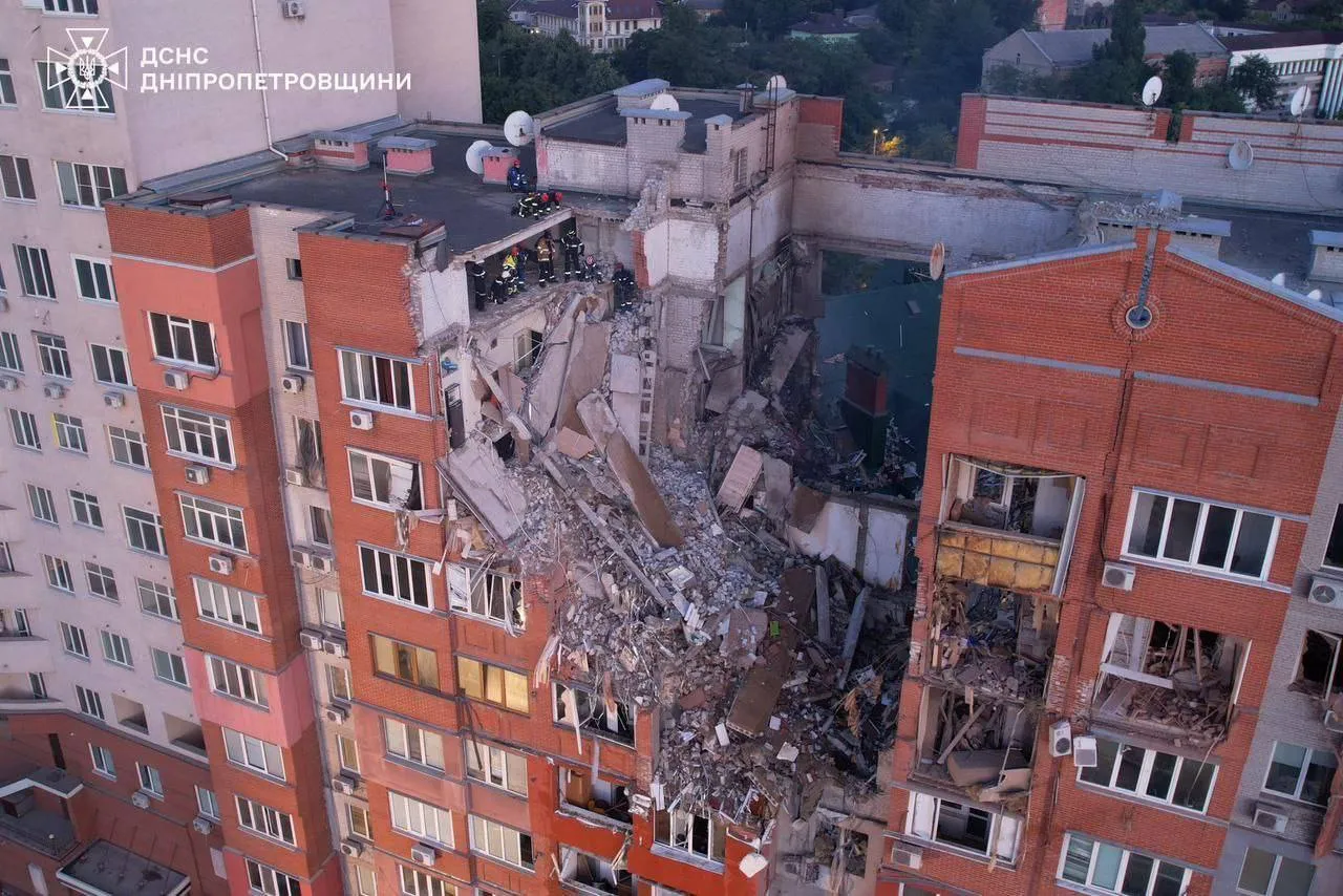 У Дніпрі рятувальники всю ніч розбирали завали багатоповерхівки після удару РФ: зниклими вважають кілька людей. Фото