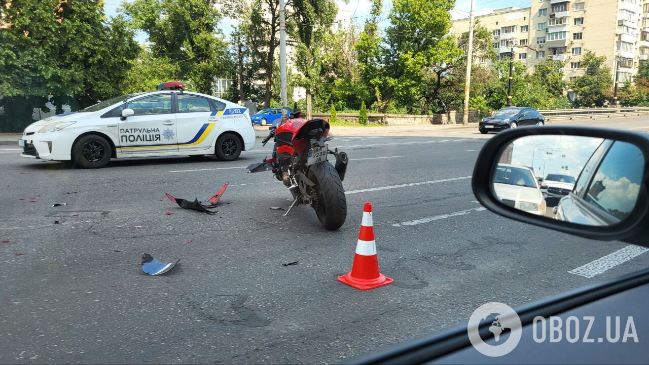 В Киеве на Печерске столкнулись легковушка и мотоцикл: есть пострадавший, возникла пробка. Фото