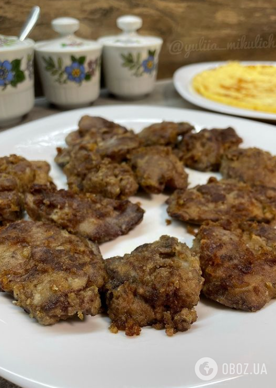 Сытный майонезный салат с куриной печенью: мясо горчить не будет
