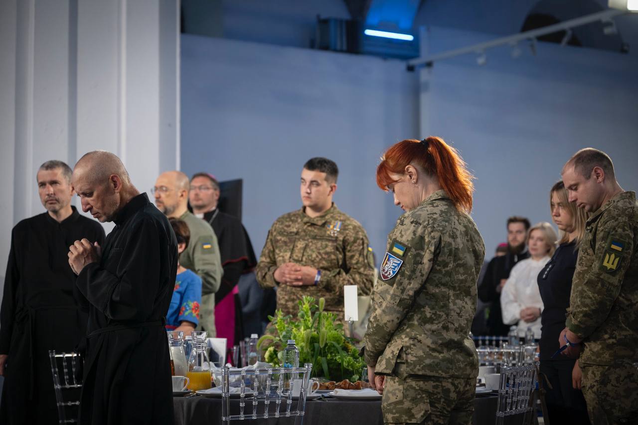 "Мы можем вернуть мир Украине": Зеленский обратился к участникам Национального молитвенного завтрака. Фото и видео