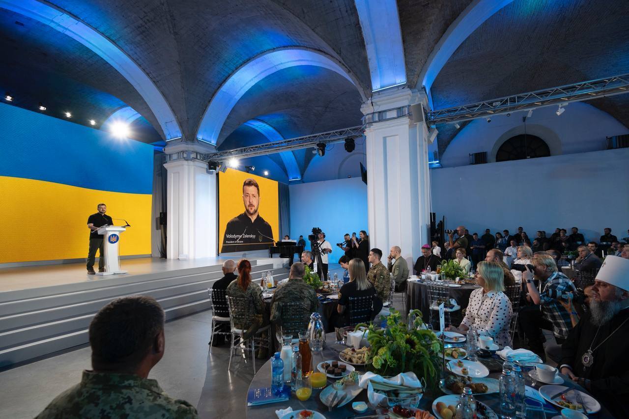 "Мы можем вернуть мир Украине": Зеленский обратился к участникам Национального молитвенного завтрака. Фото и видео