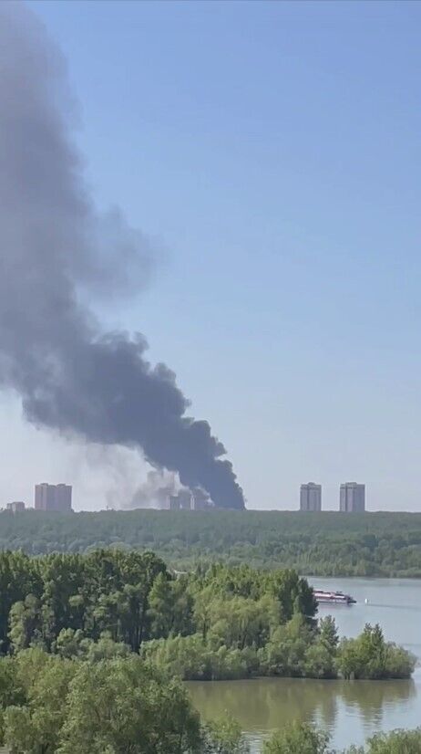 В Новосибирске произошел мощный пожар на складе с ГСМ, валит дым. Фото и видео