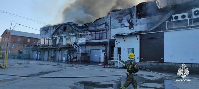 В Новосибирске произошел мощный пожар на складе с ГСМ, валит дым. Фото и видео