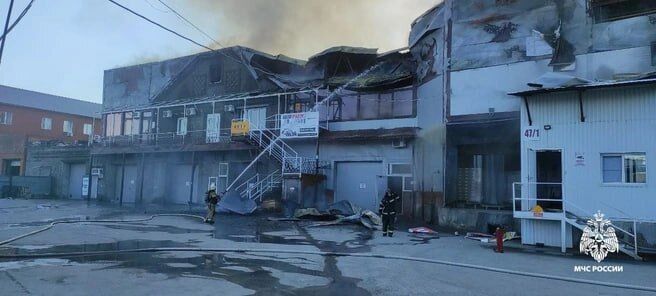 В Новосибирске произошел мощный пожар на складе с ГСМ, валит дым. Фото и видео