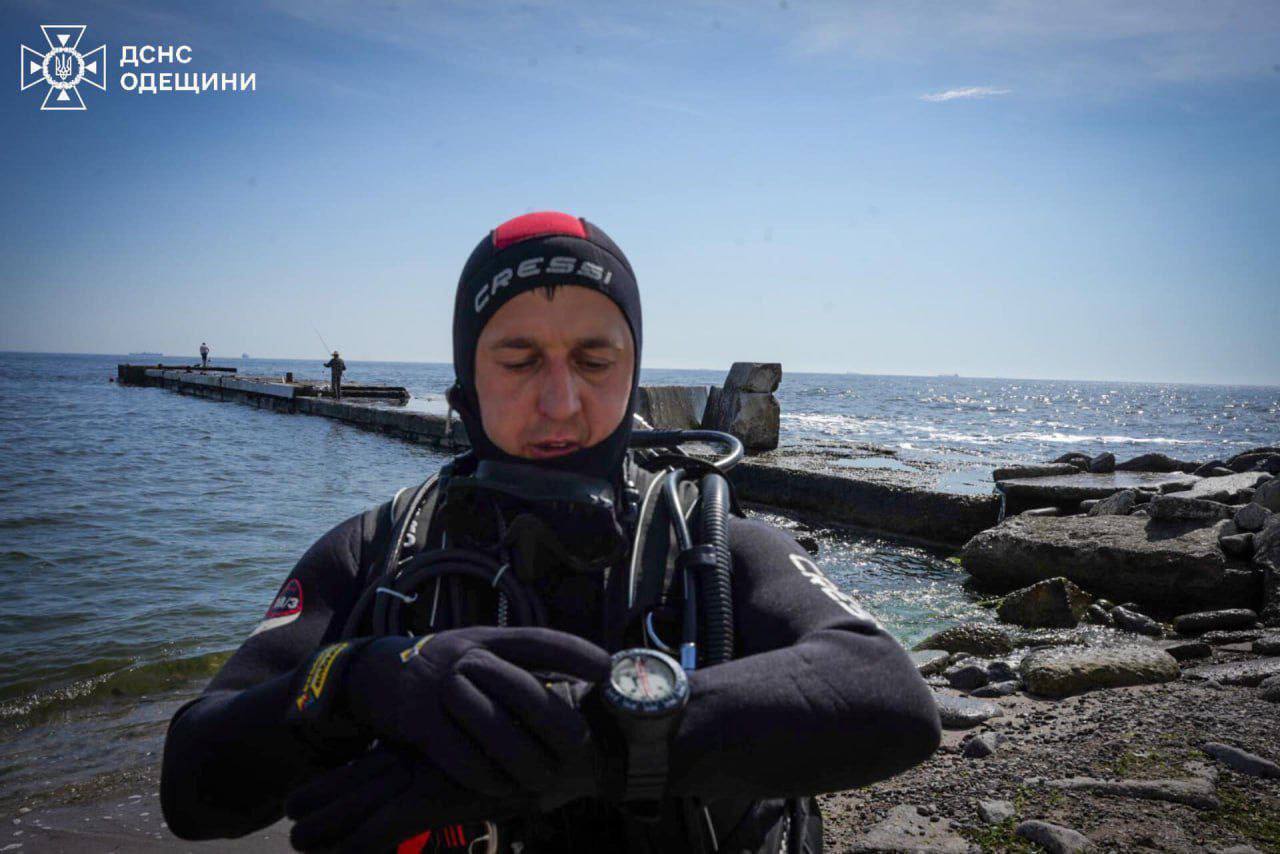 В Одесі 20-річну лейтенантку поліції змило хвилею з пірса: її тіло шукають водолази. Відео