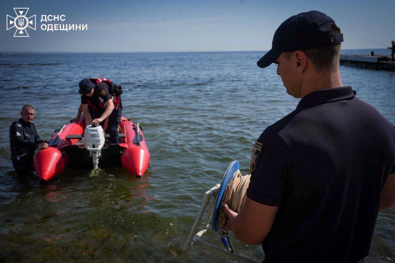 В Одесі 20-річну лейтенантку поліції змило хвилею з пірса: її тіло шукають водолази. Відео