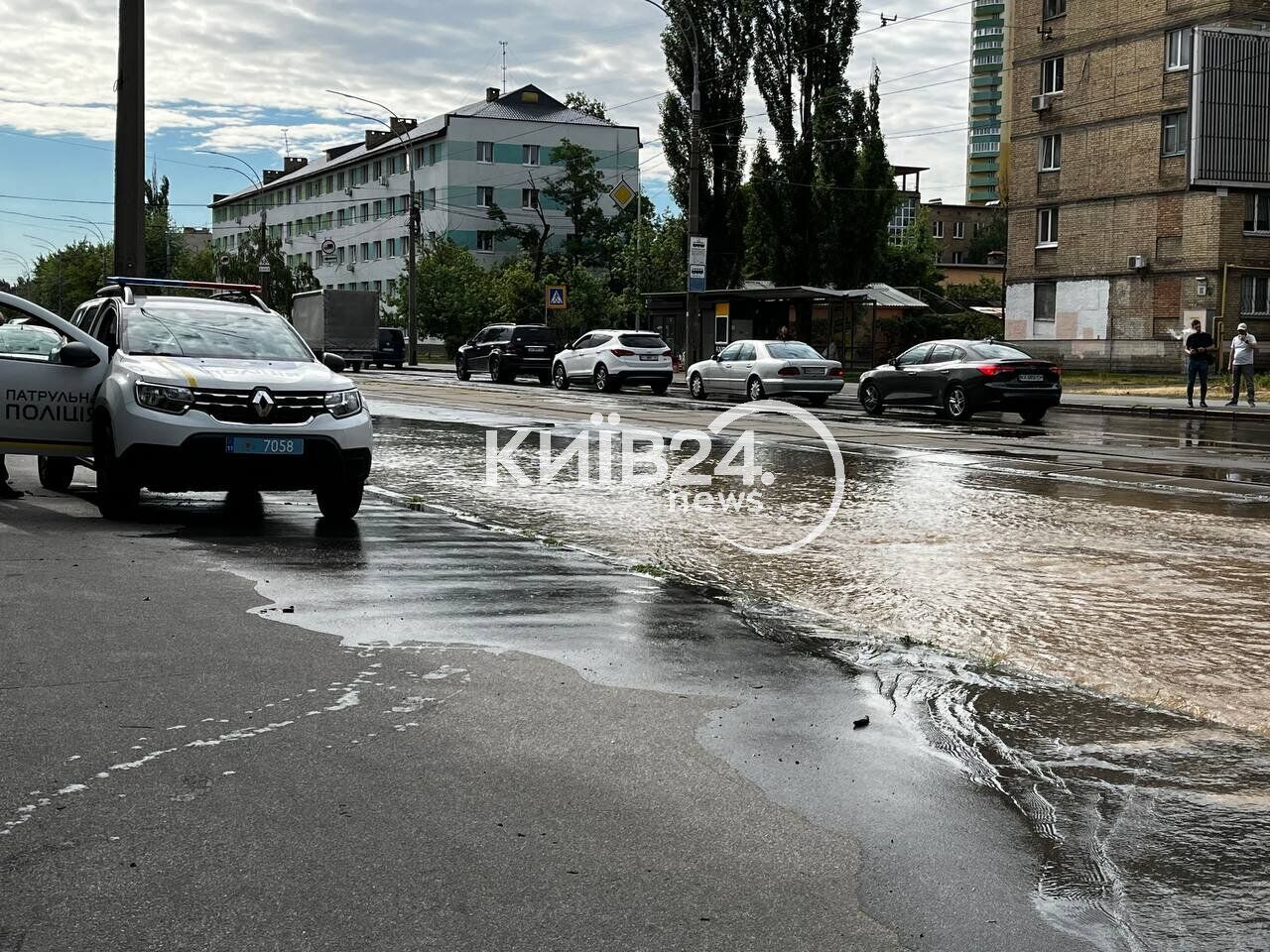 Без воды остались жилые дома: в Киеве прорвало трубу на улице Пражской. Фото и видео