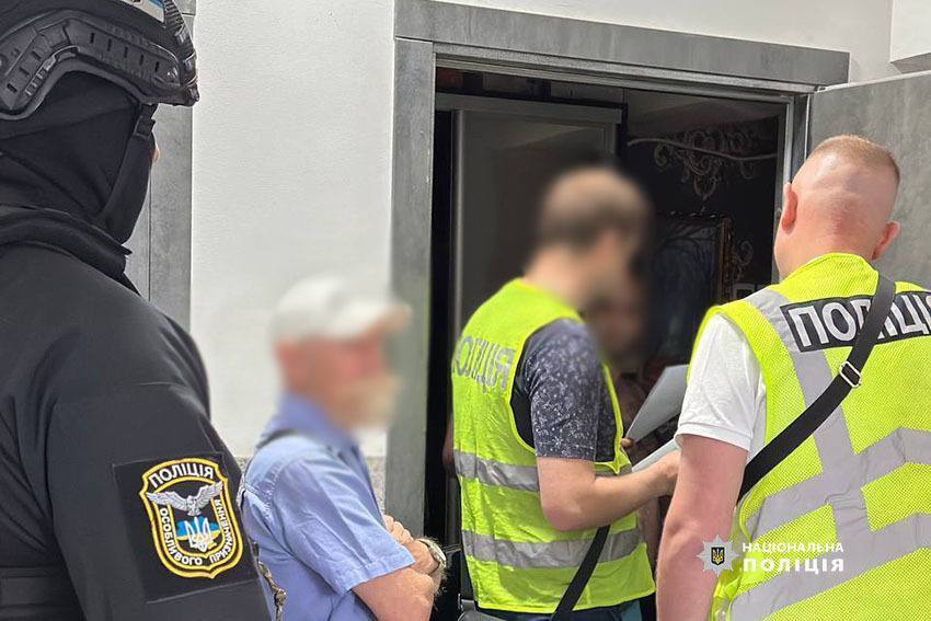Сняли почти 6,2 млн со счета клиентки: полицейские Киева разоблачили управляющего филиалом банка и двоих его знакомых. Фото
