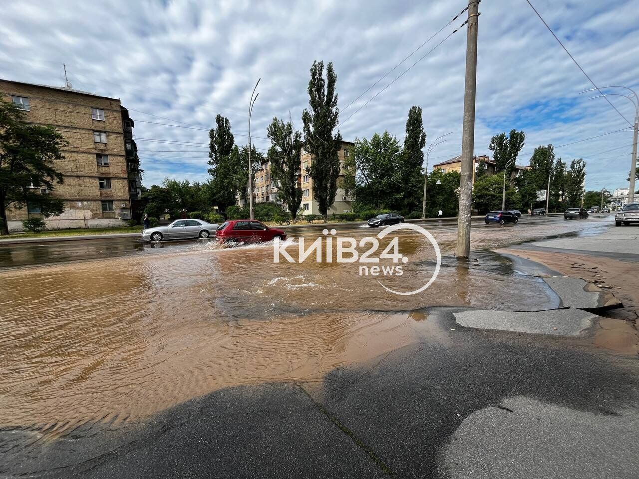 Без воды остались жилые дома: в Киеве прорвало трубу на улице Пражской. Фото и видео