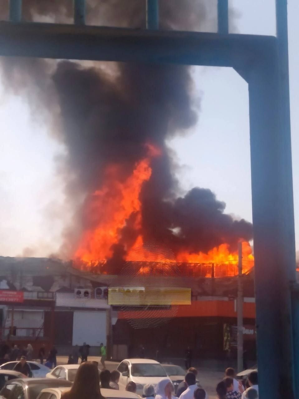 В Новосибирске произошел мощный пожар на складе с ГСМ, валит дым. Фото и видео