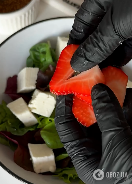 Легкий літній салат з полуницею: з чим смачно поєднати ягоду
