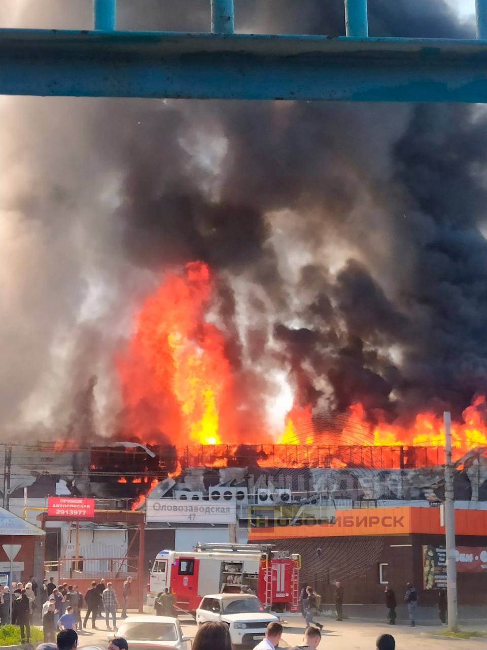 В Новосибирске произошел мощный пожар на складе с ГСМ, валит дым. Фото и видео