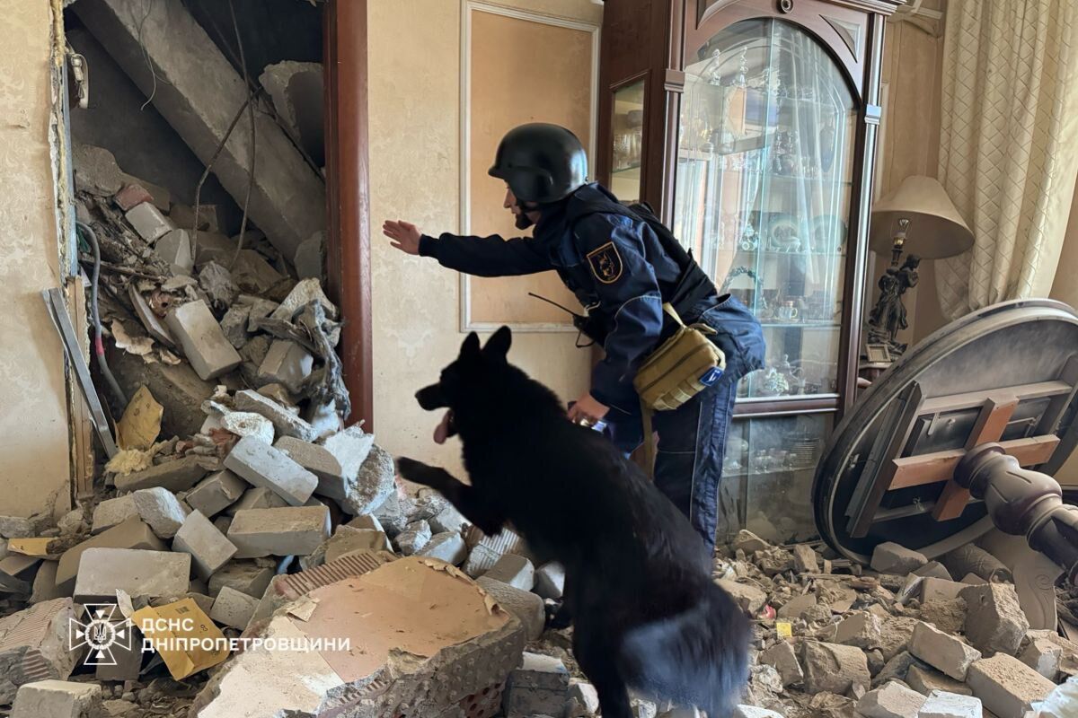 У Дніпрі тривають рятувальні роботи на місці удару армії РФ: дві особи вважаються зниклими безвісти. Фото
