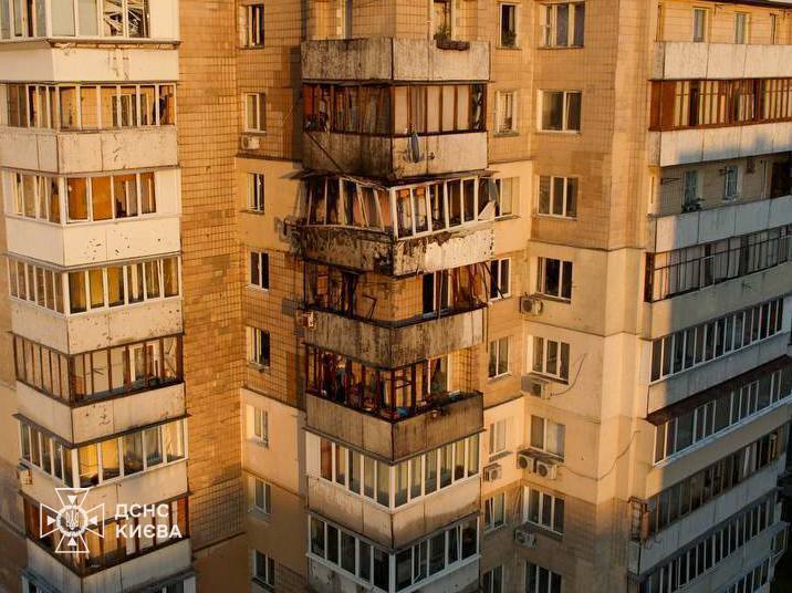 Россияне атаковали Киев ракетами: сработала ПВО, обломки упали на жилой дом. Фото и видео