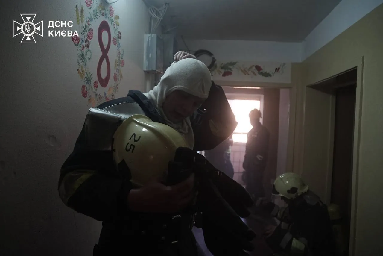Росіяни атакували Київ ракетами: спрацювала ППО, уламки впали на житловий будинок. Фото та відео