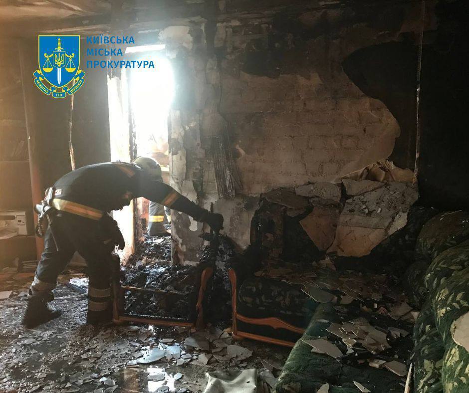 Россияне атаковали Киев ракетами: сработала ПВО, обломки упали на жилой дом. Фото и видео